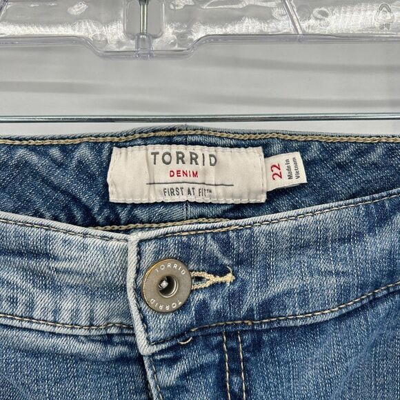 TORRID First At Fit Stretch Denim Cuffed Blue Jean Shorts Size 22 - Picture 3 of 4